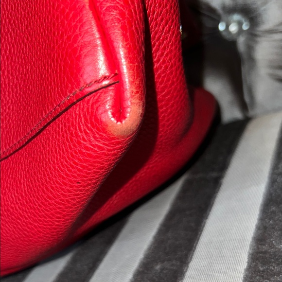 YOU ARE LOOKING AT A TOTAL UNICORN 🦄 Gucci Soho Working Tote in Rare Red Alert 🔴 - Picture 5 of 9